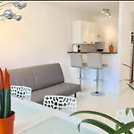 Cannes Croisette Sea & Sky Apartment *